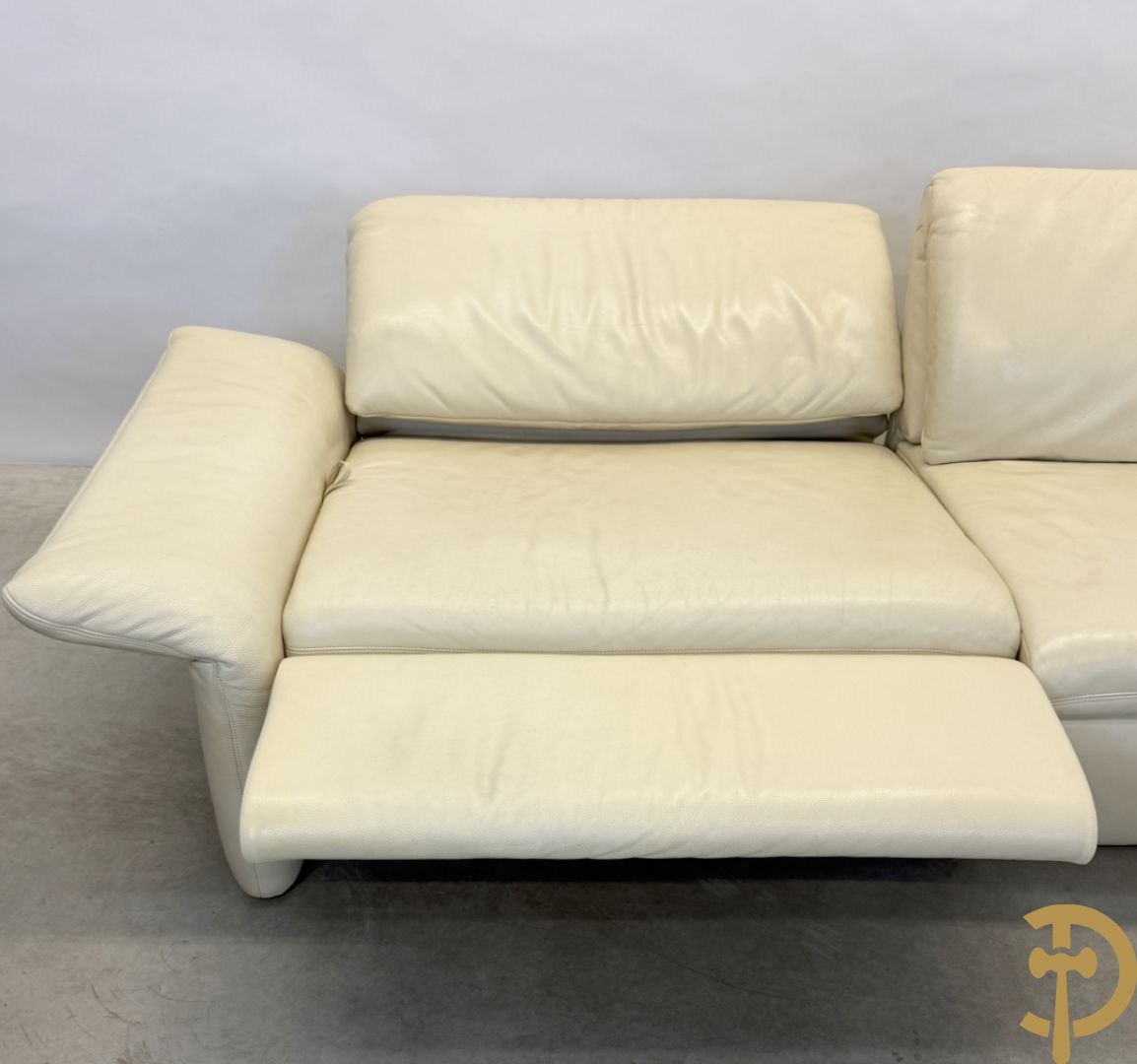 Salonensemble Koinor bestaande uit 3 elementen waarvan groot element met uittrekbaar voeteinde en twee tweezits