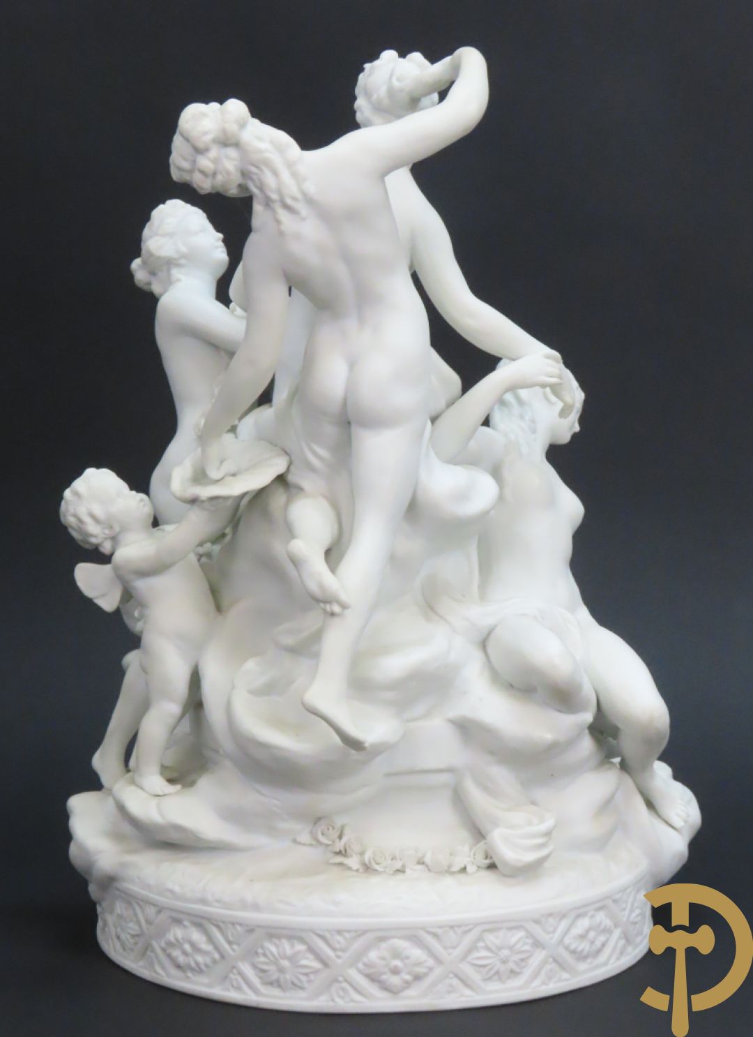 Porseleinen sierbeeld met 4 naakte dames en cupido bezet met bloemenkransen, Sèvres gemerkt