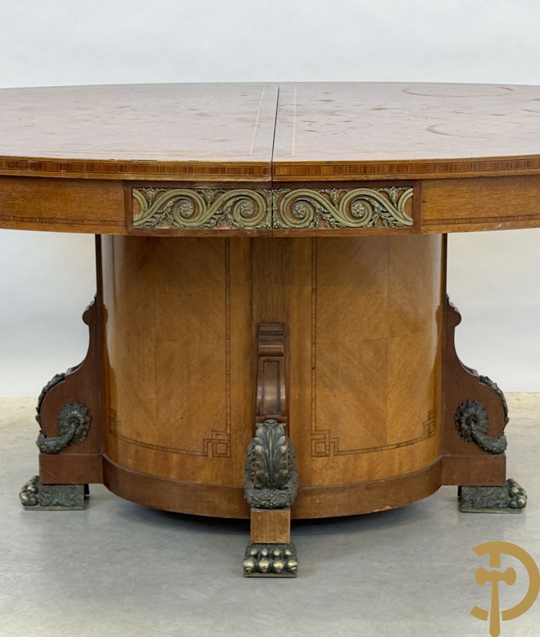 Ovale geparketteerde notelaren tafel bezet met bronzen ornamenten, Art deco Decoene
