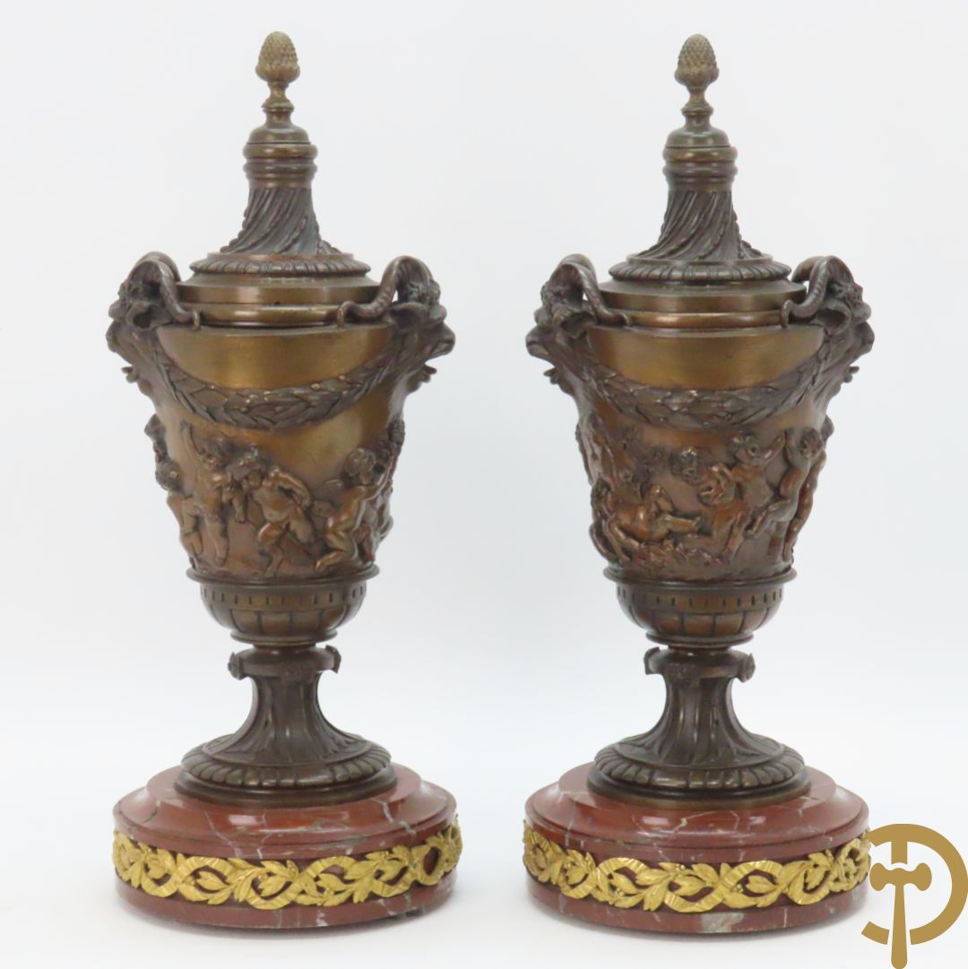 Paar bronzen cassolettes omgeven door dansende cupido