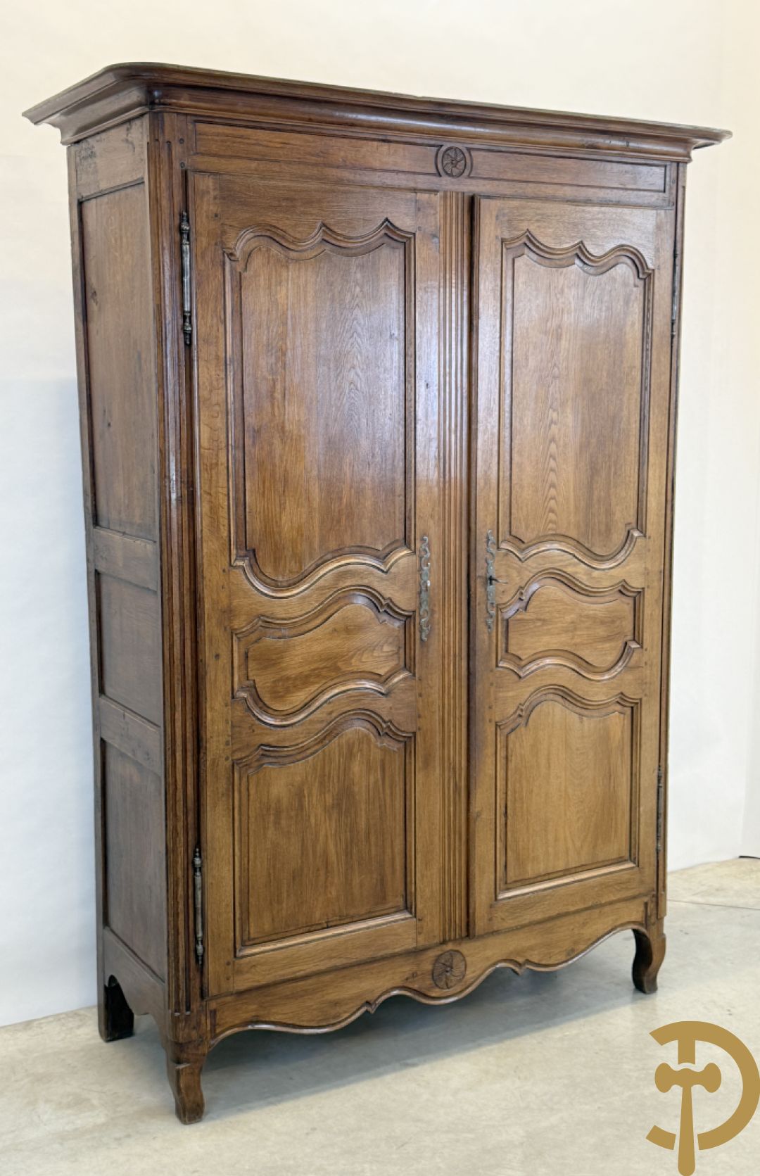 Massief eiken tweedeurskast met afgestoken panelen en gecanneleerde afgeronde hoeken