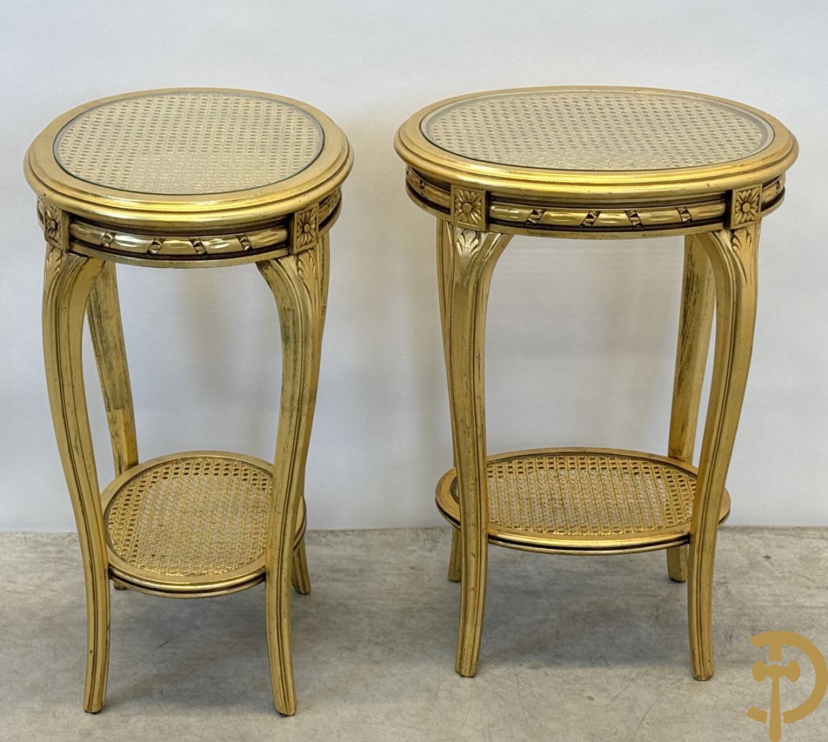 Paar vergulde Louis XVI bijzettafeltjes met cannage op voluutvormige poten
