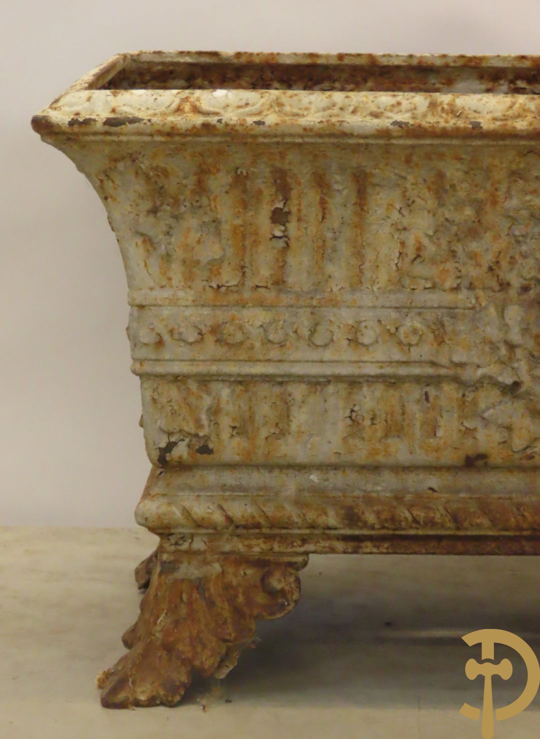 Gietijzeren jardinière met accanthusranken en sierkrans