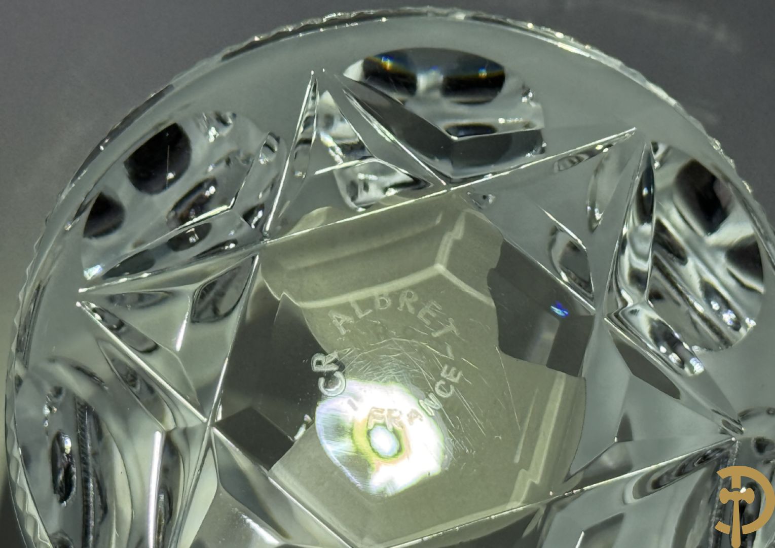 Twee presse papiers van Cristallerie d