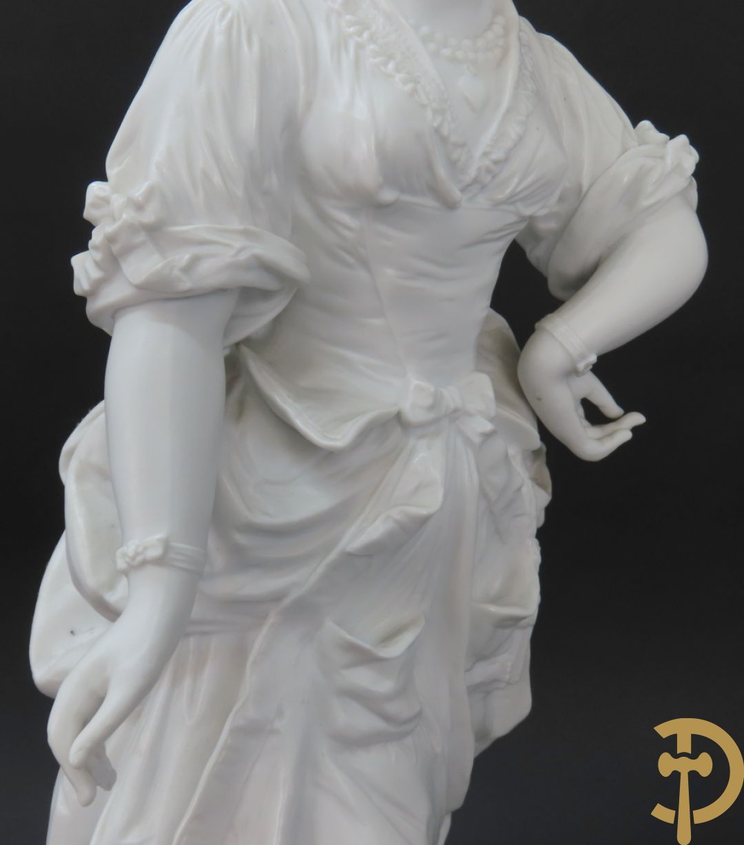 Paar grote witte biscuits van elegant koppel, onderaan gemerkt AM