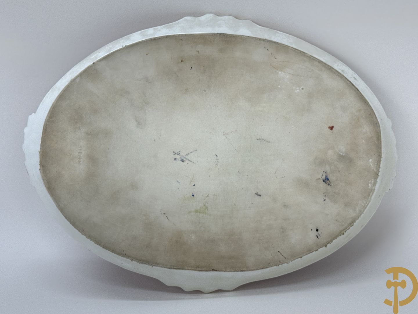 Porseleinen sierbord met decor van cupido