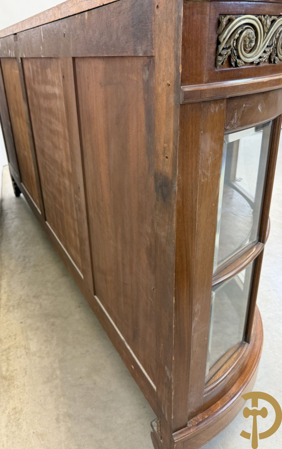 Art deco Decoene vierdeursdressoir in notelaar fineer met gebogen beglaasde deuren opzij en bezet met bronzen ornamenten - bovenaan met marmeren blad