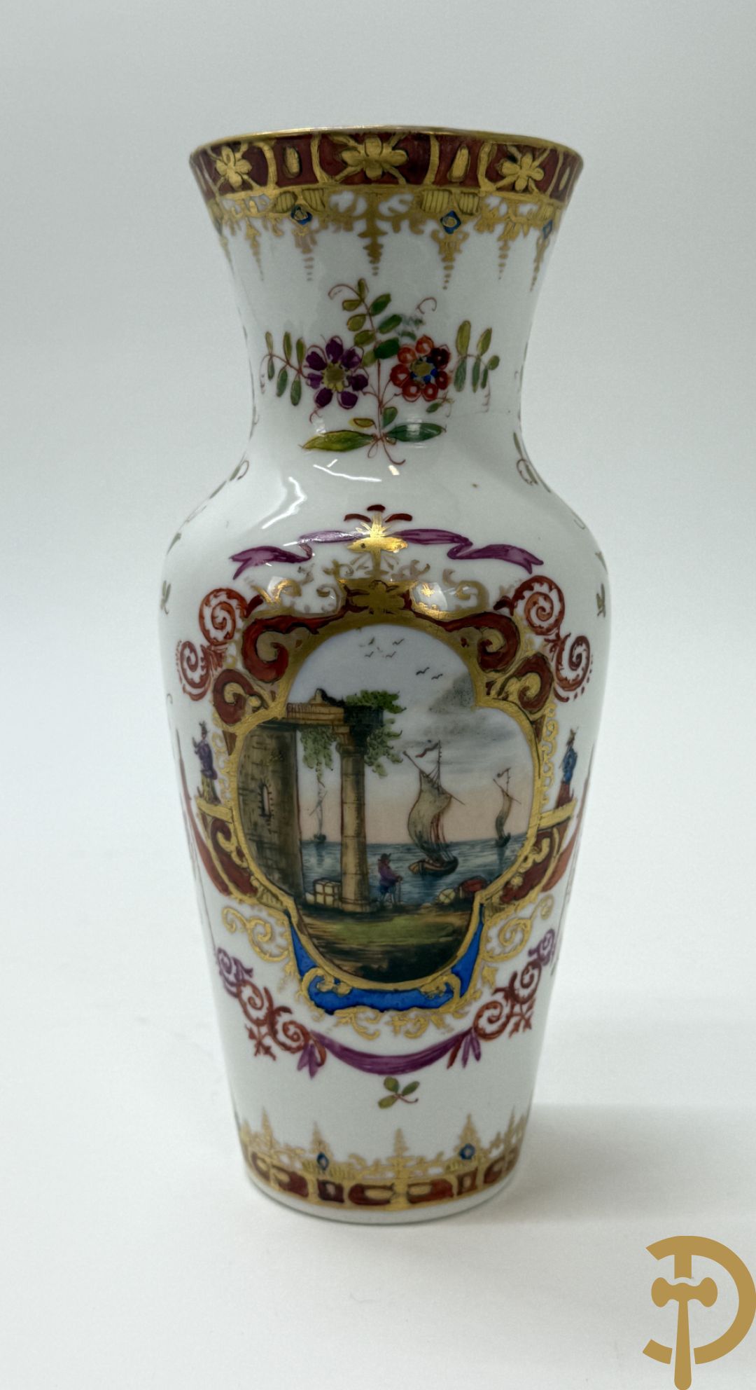 Paar kalebasvormige porseleienen vazen met antieke havenzichten + porseleinen vaasje met havenscènes, onderaan gemerkt