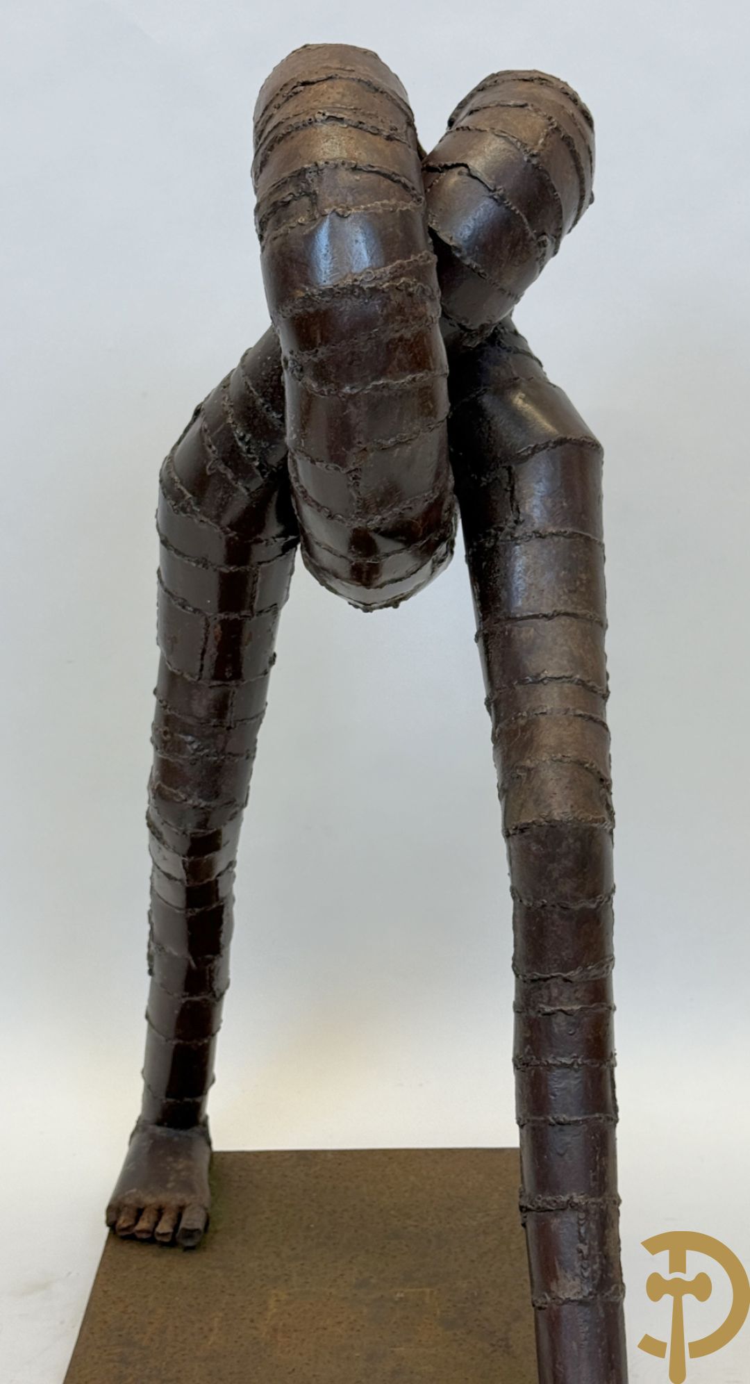 Moderne gepatineerde ijzersculptuur met verstrengelde benen