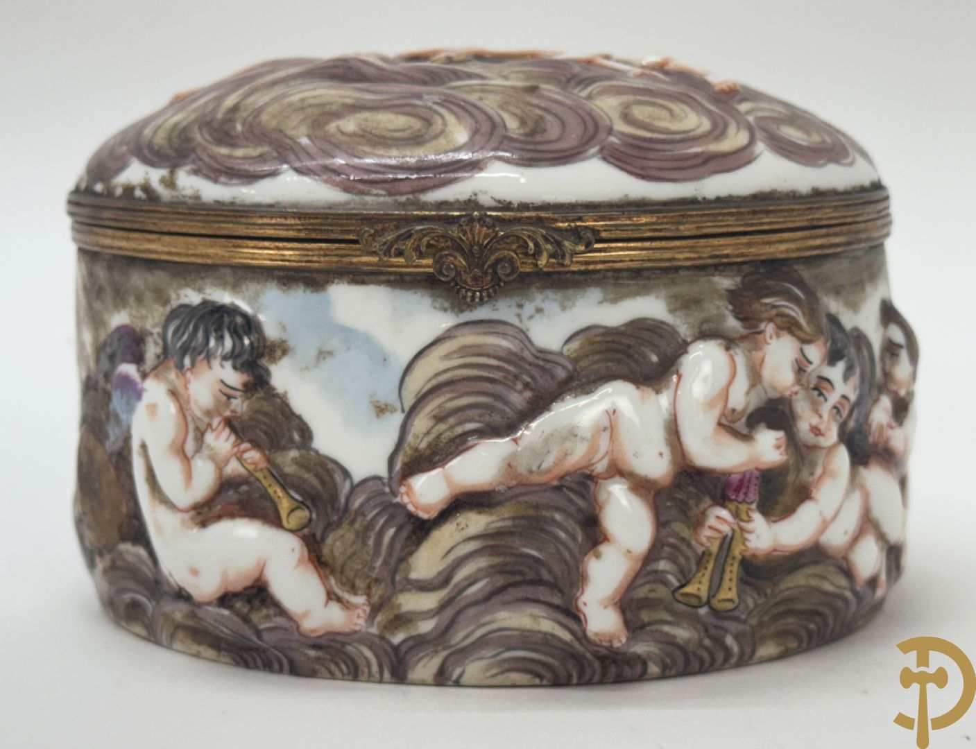 Vierkante blauw porseleinen fles Sèvres (Paul Milet) gemerkt met zilveren dop + dekseldoos Capo di Monte met cupido