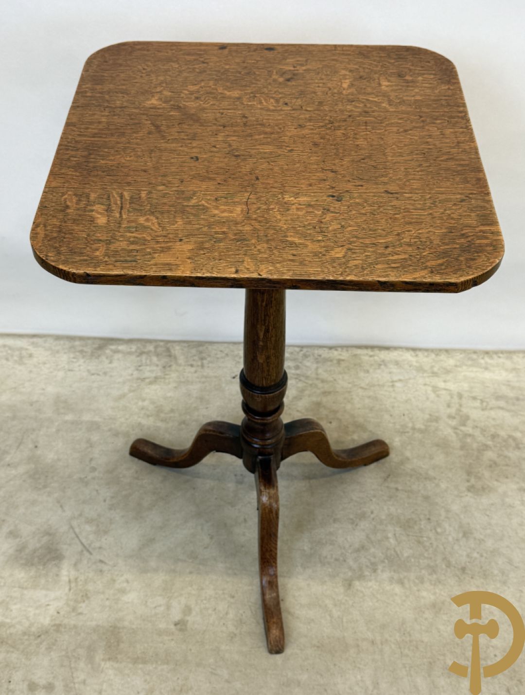 Engelse eiken ronde kantelbare flaptafel op Queen Anne poten + eiken bijzettafel op driepikkel