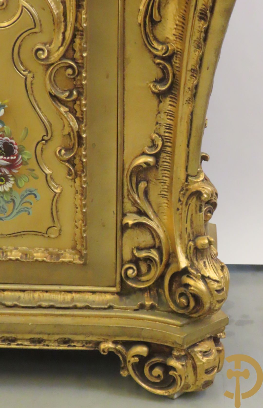 Uitzonderlijke vergulde Louis XV eetkamer bestaande uit vijfdeursdressoir met voluutvormige accanthusranken en rocailles, beschilderd met bloemenmotieven en centraal tafererel met hoornen des overvloeds + bijhorende spiegel vergulde tafel op voluutvormige poten met zes bijhorende stoelen + vitrine met accanthusranken en centrale deur, op voluutvormige poten