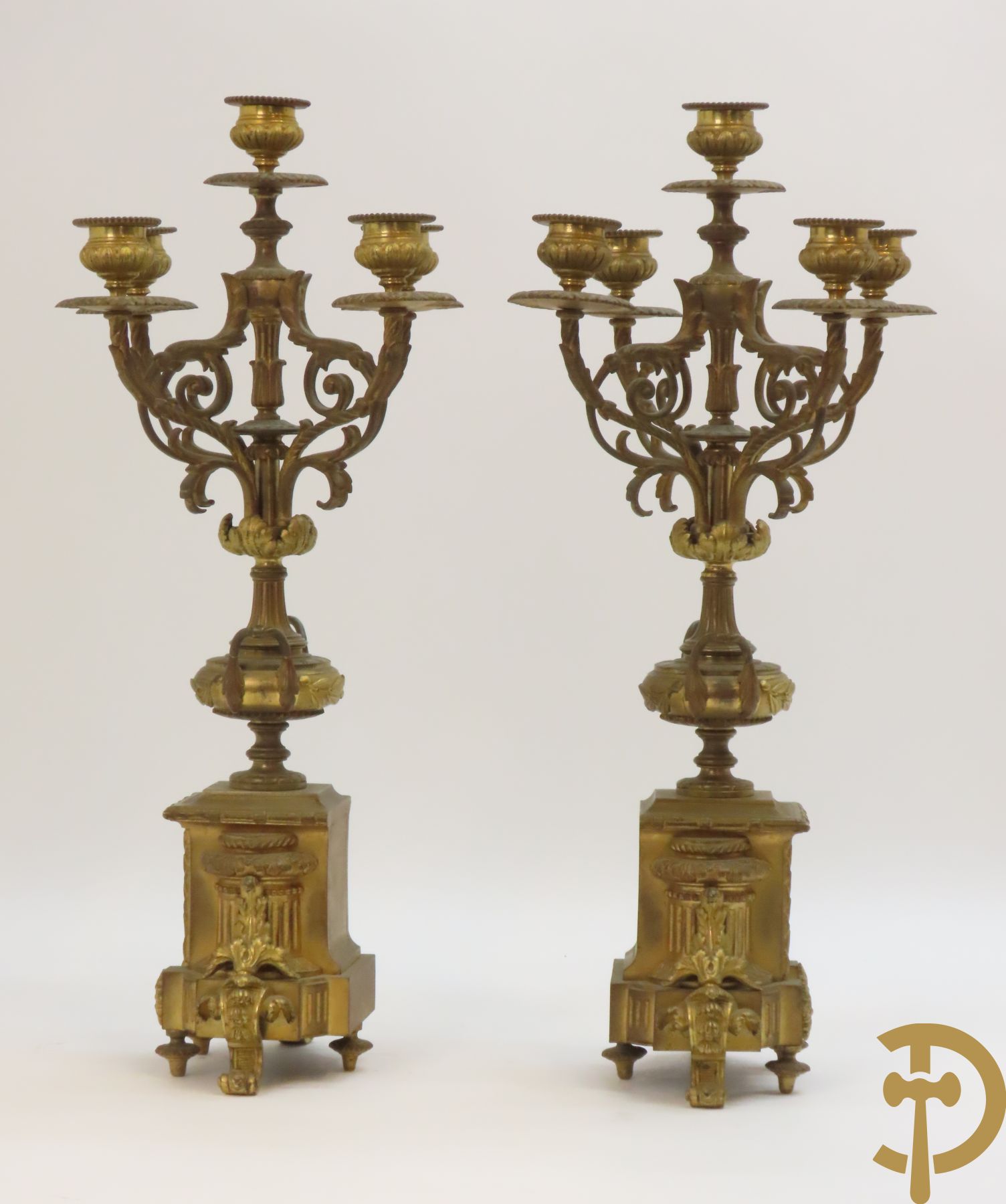 Paar bronzen kandelaars bovenaan bekroond met amfoor en pijlenkoker