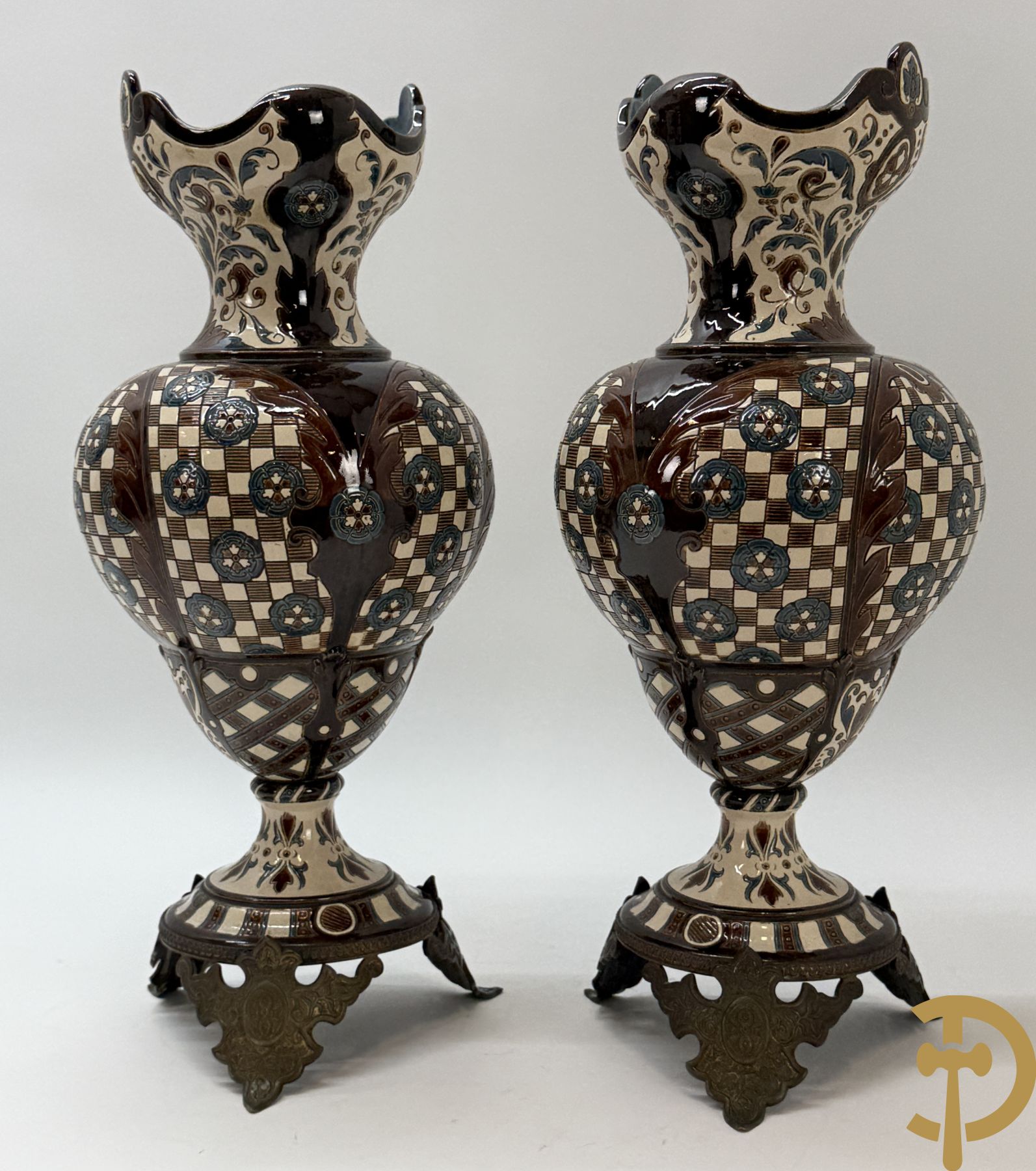 Paar meerkleurige vazen in Oostenrijkse faience met bloemendecor op koperen voet, Gerbing & Stephan, begin 1900