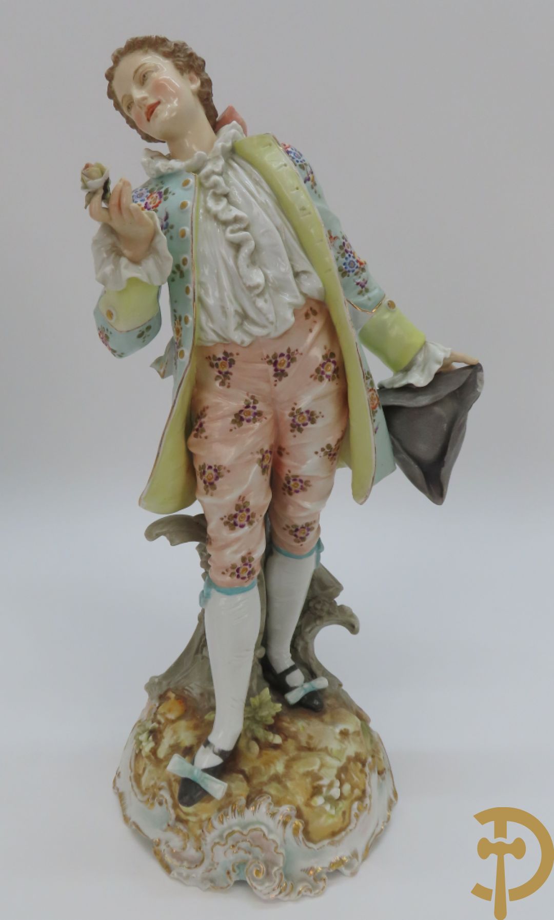 Paar meerkleurige porseleinen beelden van romantisch koppel , onderaan gemerkt