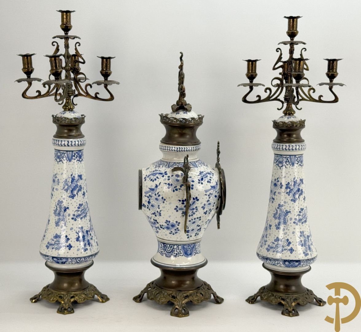 Driedelige garnituur met faience in Delftse stijl en bezet met koperen Jugendstil kandelaars, rond 1900