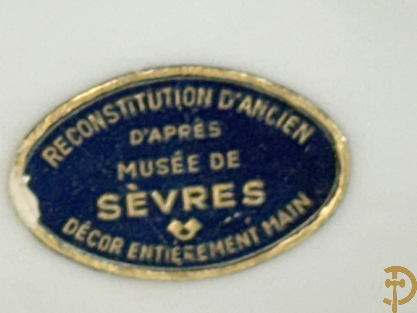 Milieu de table in porselein met bloemendecor + geajoureerde porseleinen Limoges coupe + porseleinen vaasje met cupido