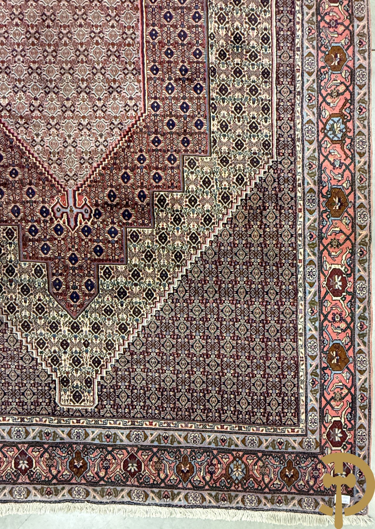 Oosters handgeknoopt tapijt met centraal trapeziumvormig decor