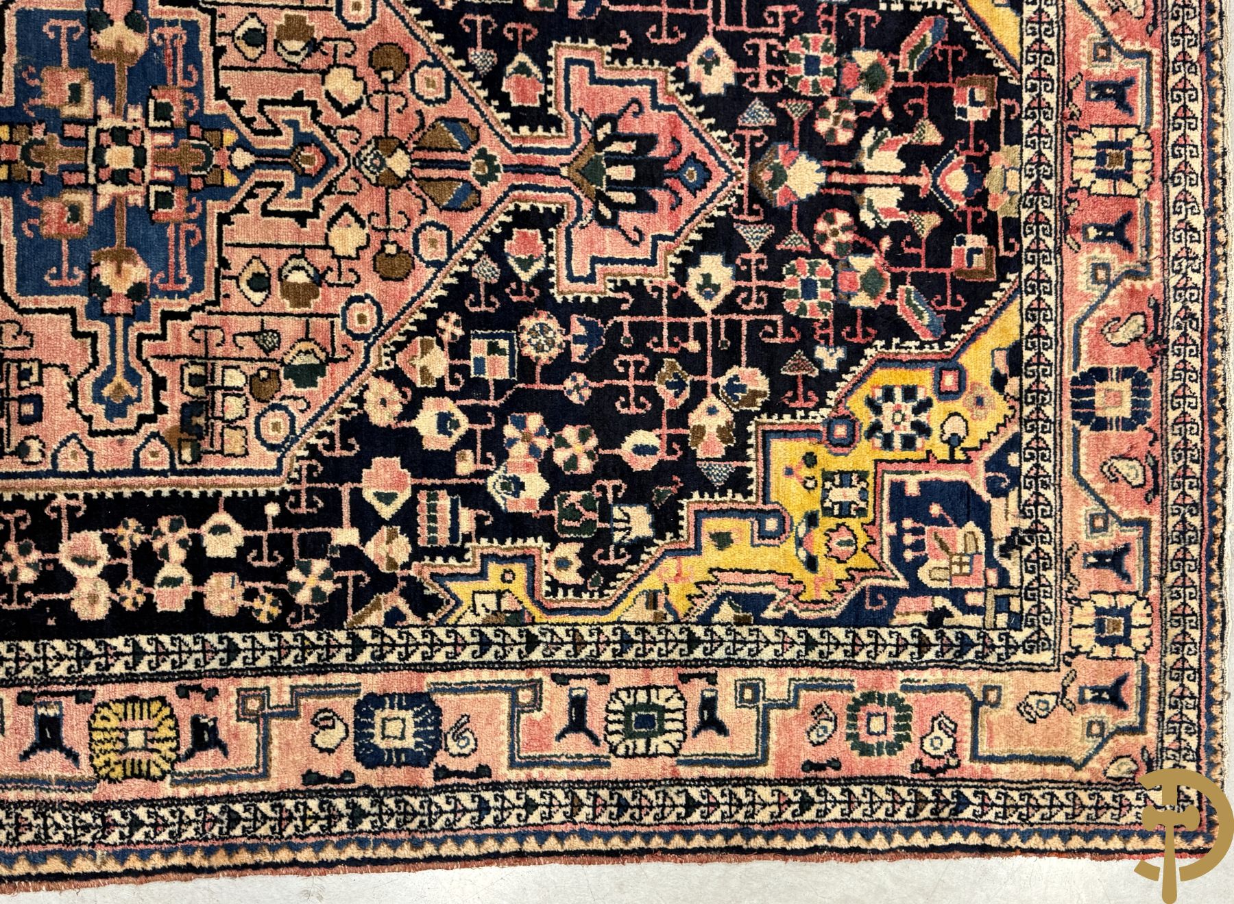 Drie oosterse handgeknoopte tapijten met blauwe fond