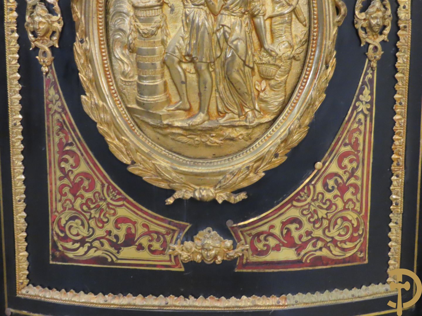 Napoleon III dressoir, centraal met bronnen plakkette omgeven door Louis XVI strik, met 2 zijdelingse vitrines met gebogen glas - stijlen bezet met bronzen dameshoofden