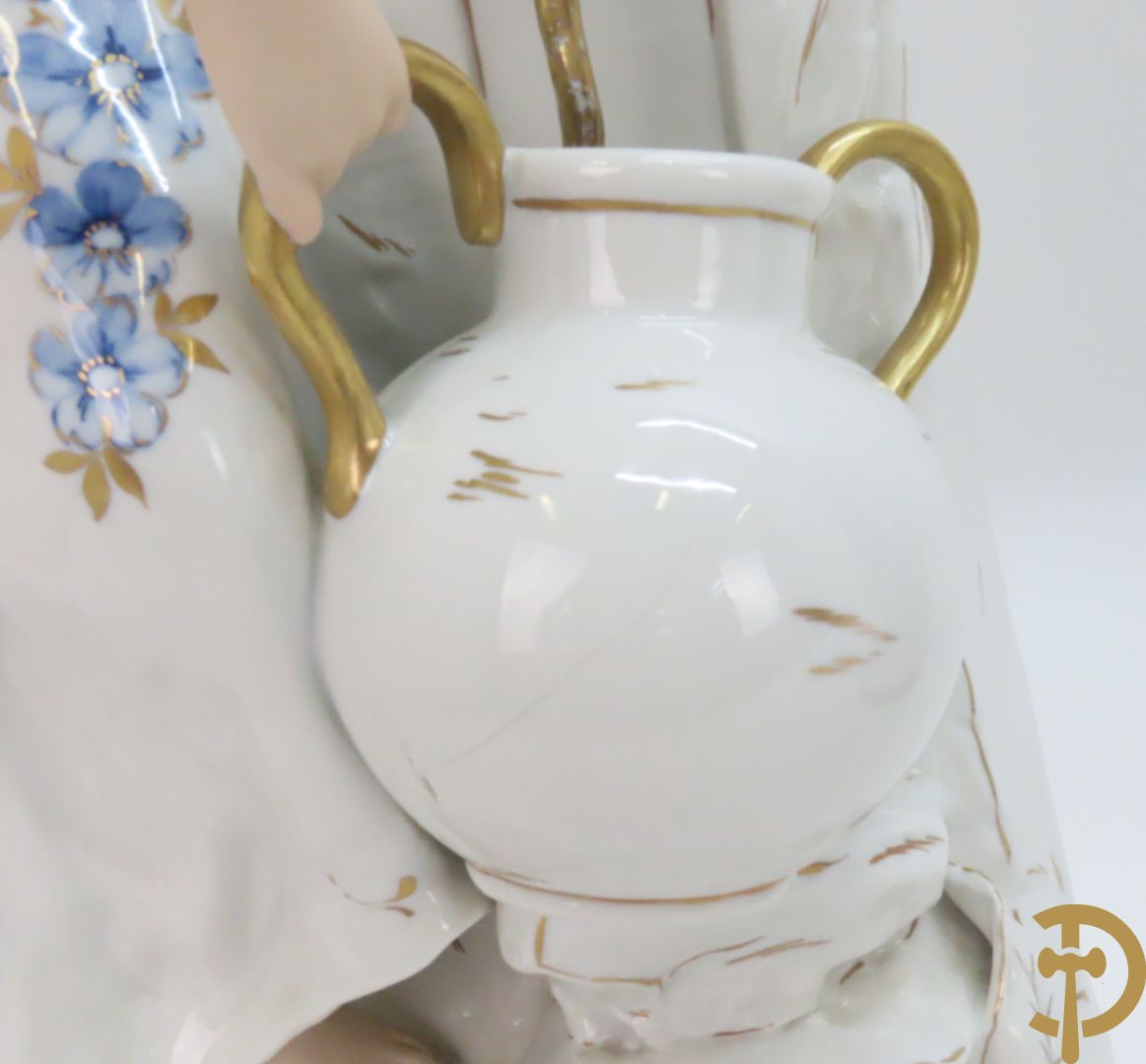 Paar Royal Dux personages van dame en heer bij de waterkraan, onderaan gemerkt en genummerd 10965 en 10563