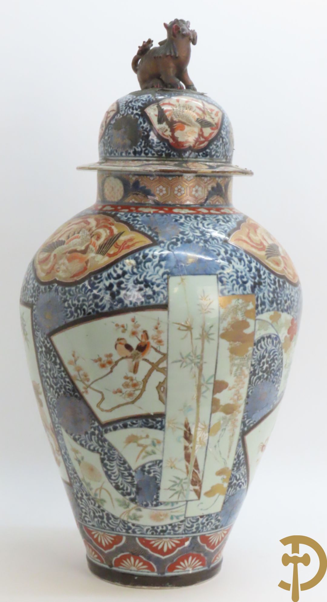 Grote Japanse Imari dekselpotiche bezet met fo hond en natuurtaferelen