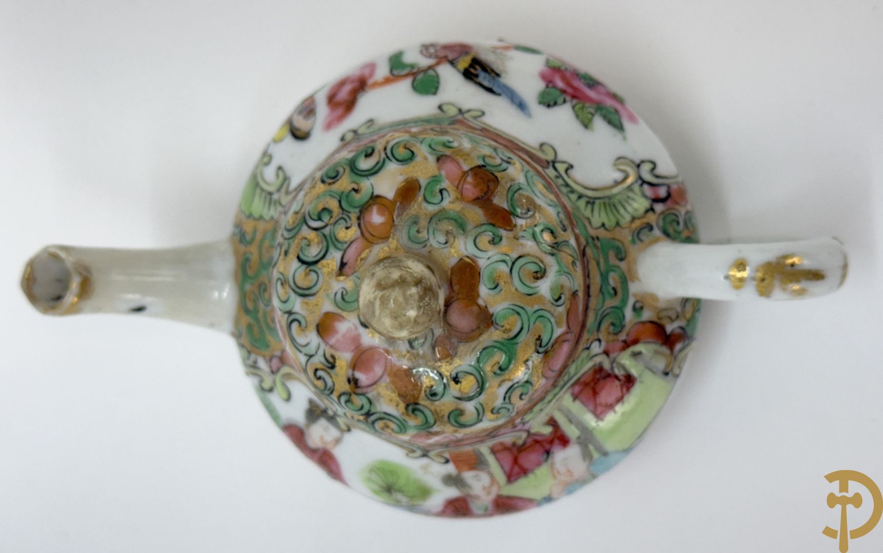 Chinees porseleinen theekannetje met landschapsdecor, vooraan en achteraan Chinese tekens, Republieks periode + kleine Kanton theekan