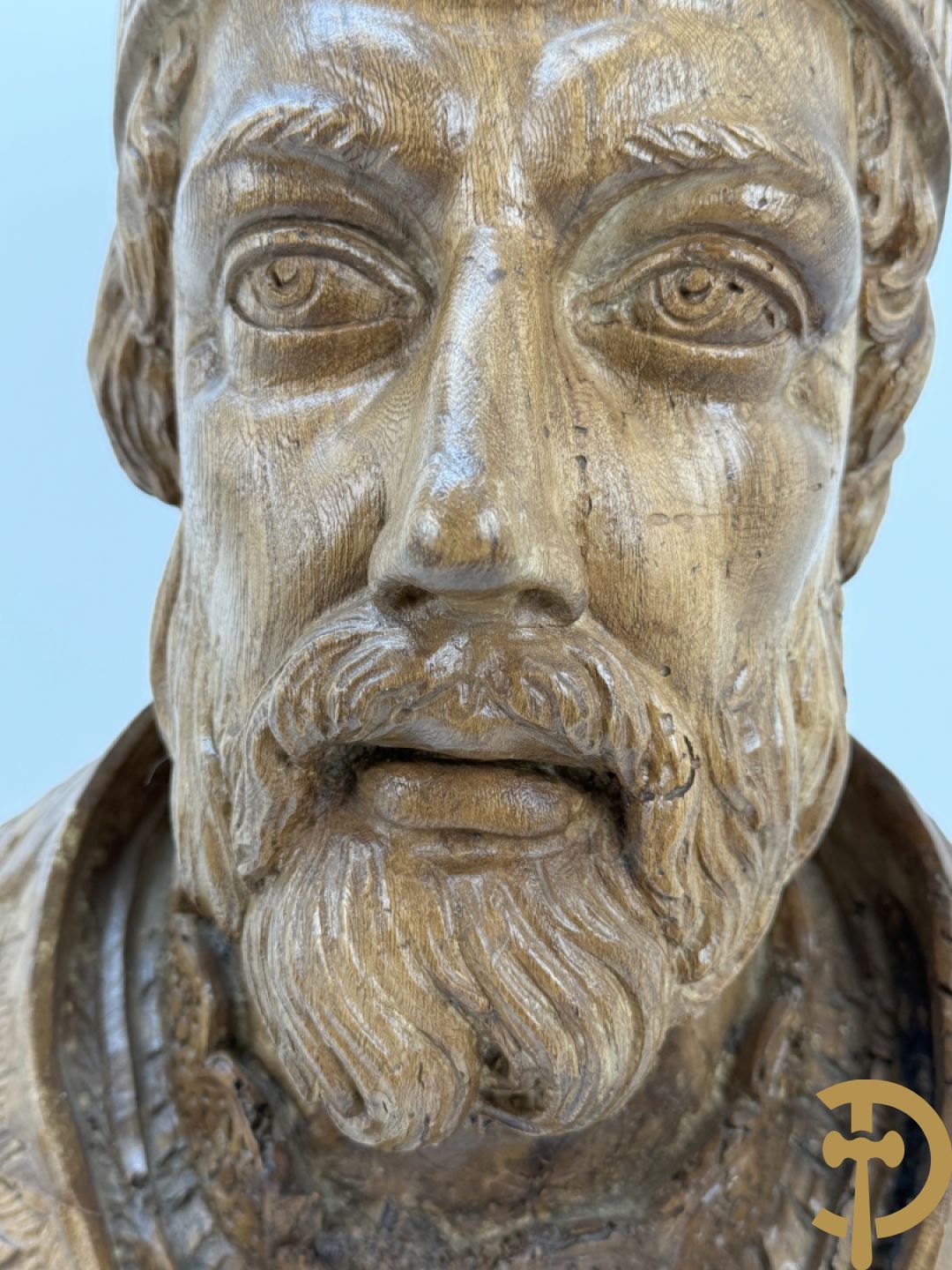 Houtgesculpteerde buste van Sint Elooi