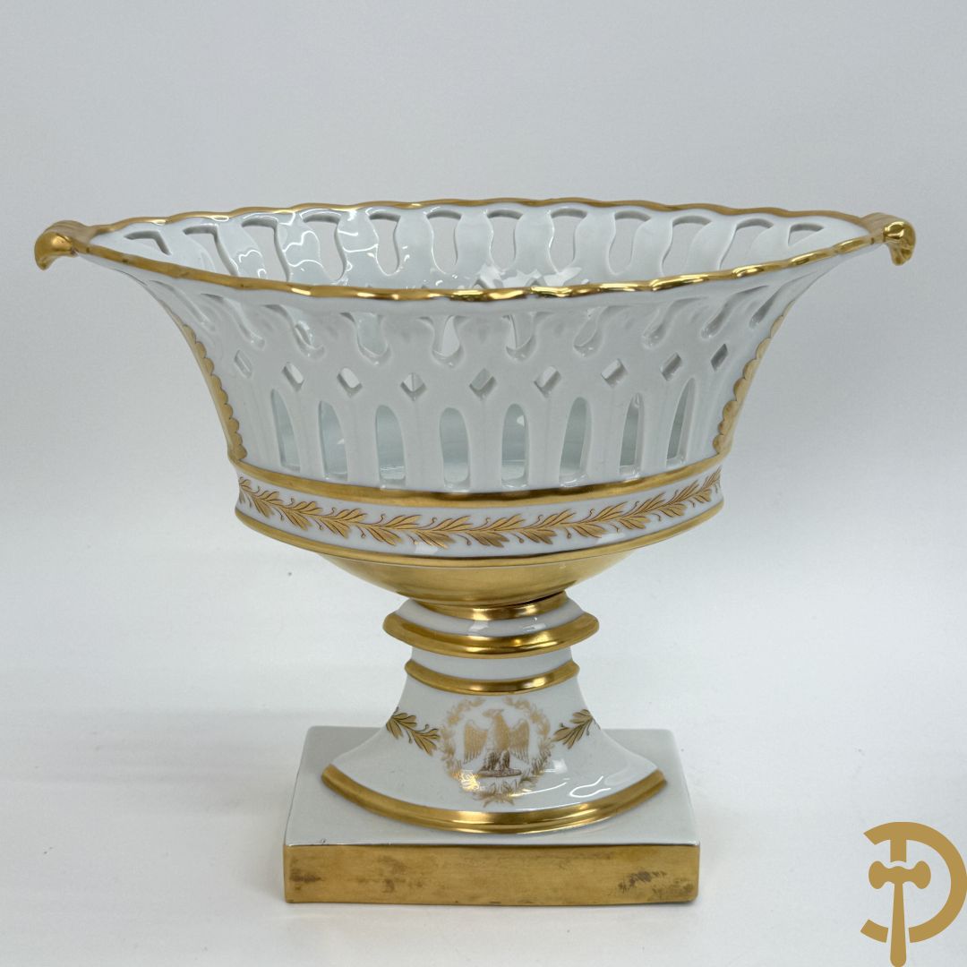 Milieu de table in porselein met bloemendecor + geajoureerde porseleinen Limoges coupe + porseleinen vaasje met cupido