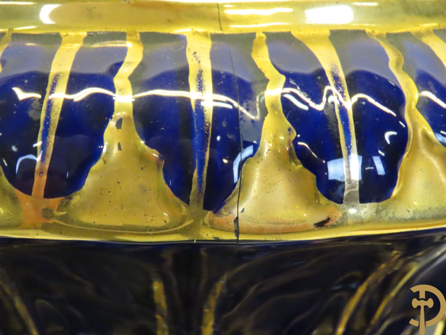 Grote kobaltblauwe porseleinen siervaas met deksel en accanthusranken opzij