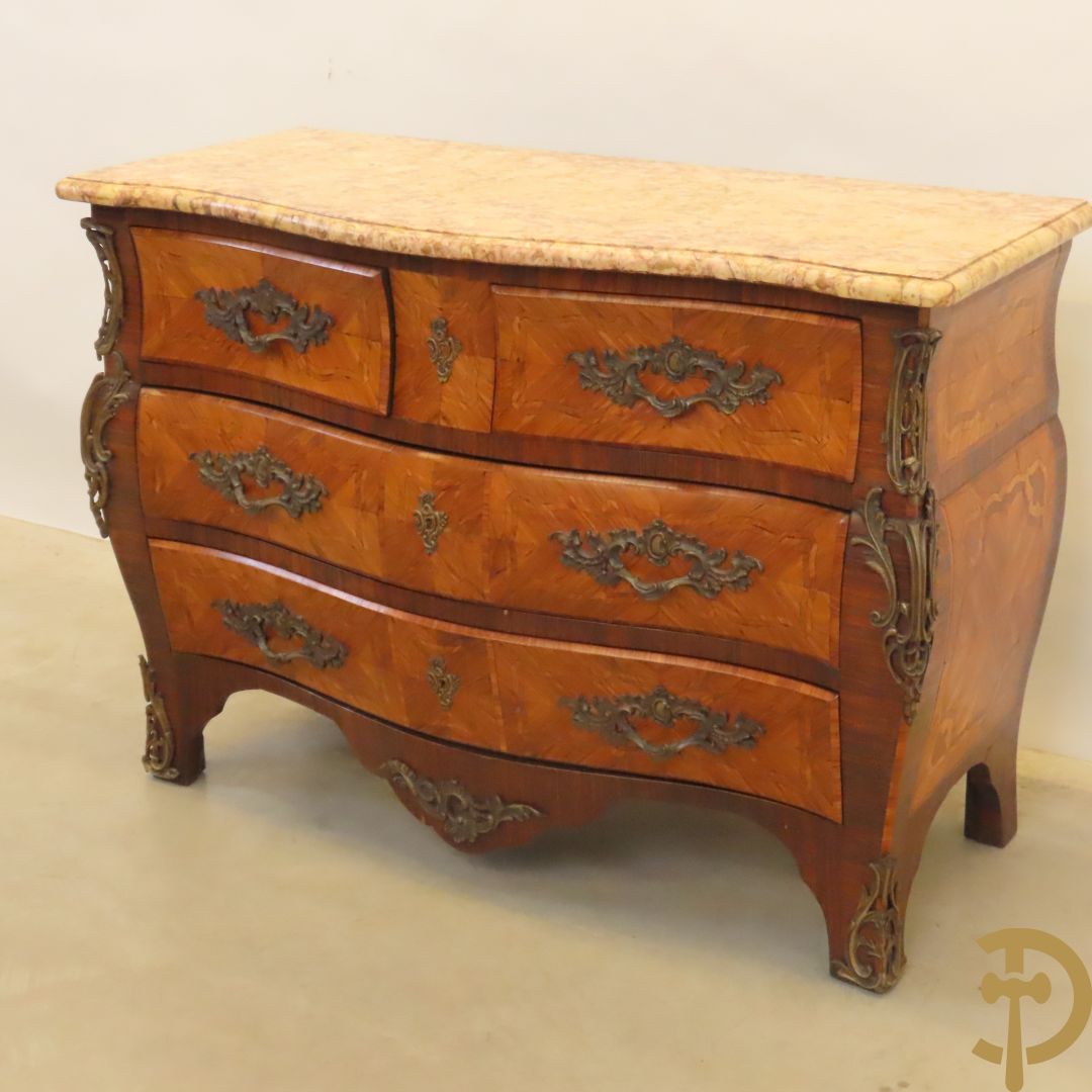 Gegalbeerde vierladencommode met bronsbeslag, marqueterie en marmeren blad