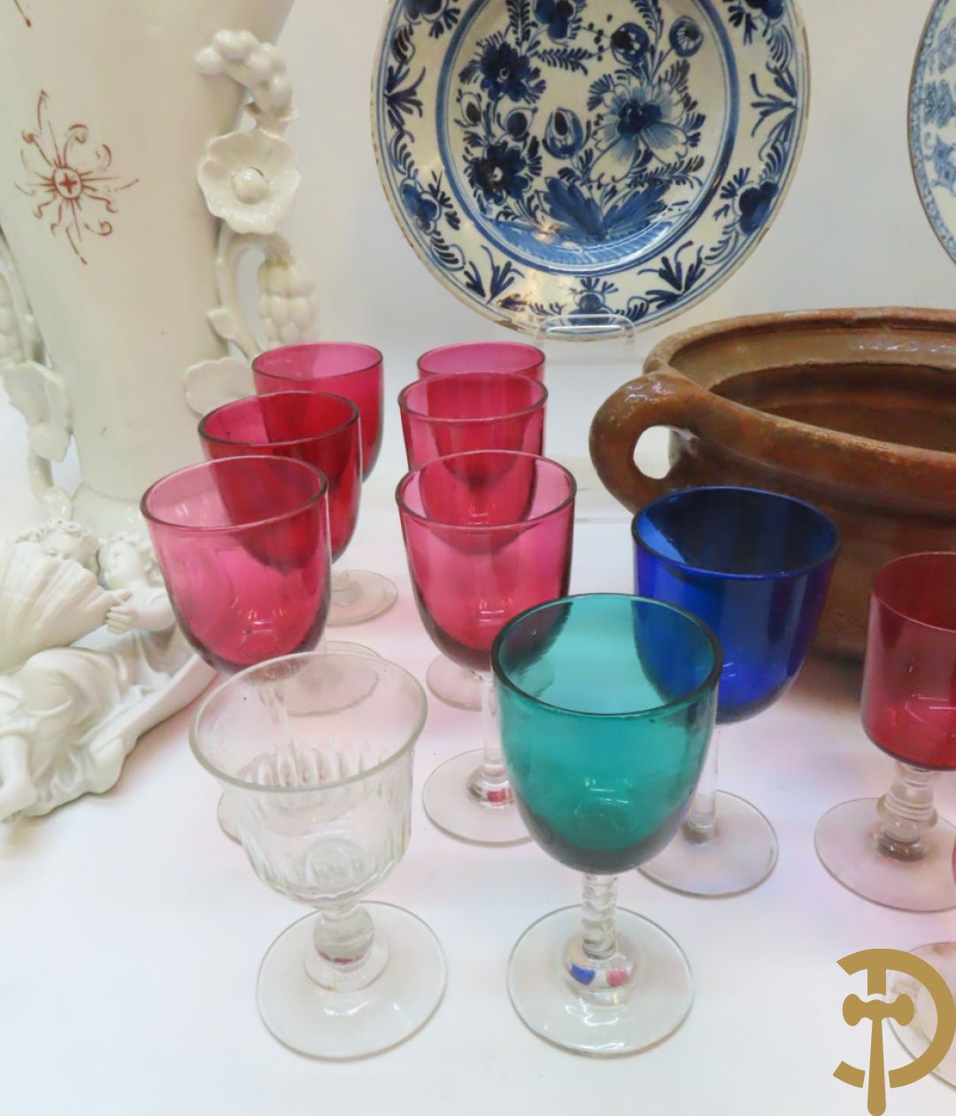 Mondgeblazen gekleurd glasservies + Chinees blauw/wit bord + Delfts bord + Vieux Bruxelles vaasjes e.a.