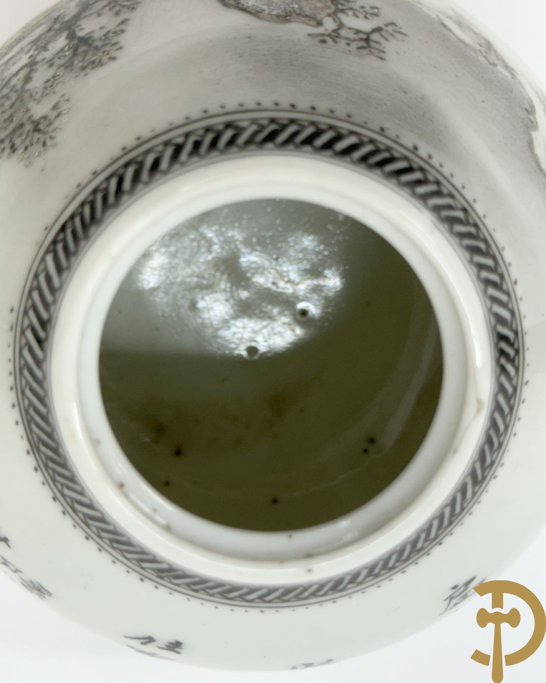 Chinees porseleinen theekannetje met landschapsdecor, vooraan en achteraan Chinese tekens, Republieks periode + kleine Kanton theekan