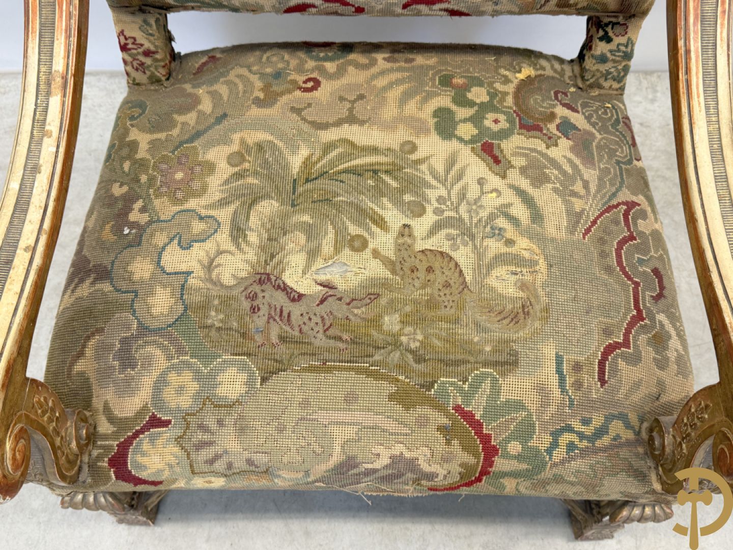 Vier vergulde Louis XIV kasteelarmzetels met geanimeerde scènes in petit points, 19e