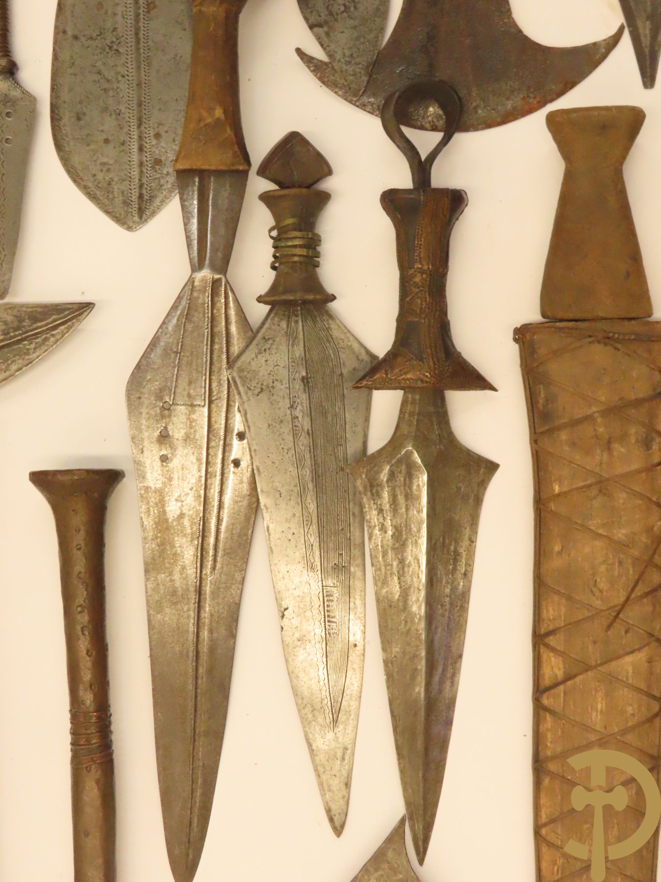 Verzameling mooi bewerkte Afrikaanse machetes, messen, speren, bijlen e.a.