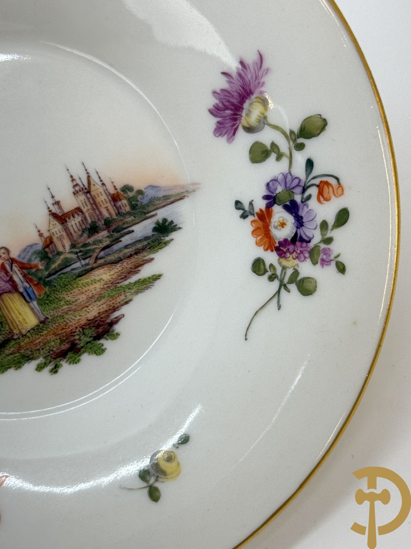 Porseleinen kopje met schoteltje met zeer fijn handbeschilderd geanimeerd landschapsdecor omgeven door bloemen, onderaan gemerkt Sint Petersburg (Alex I 1801-1825)