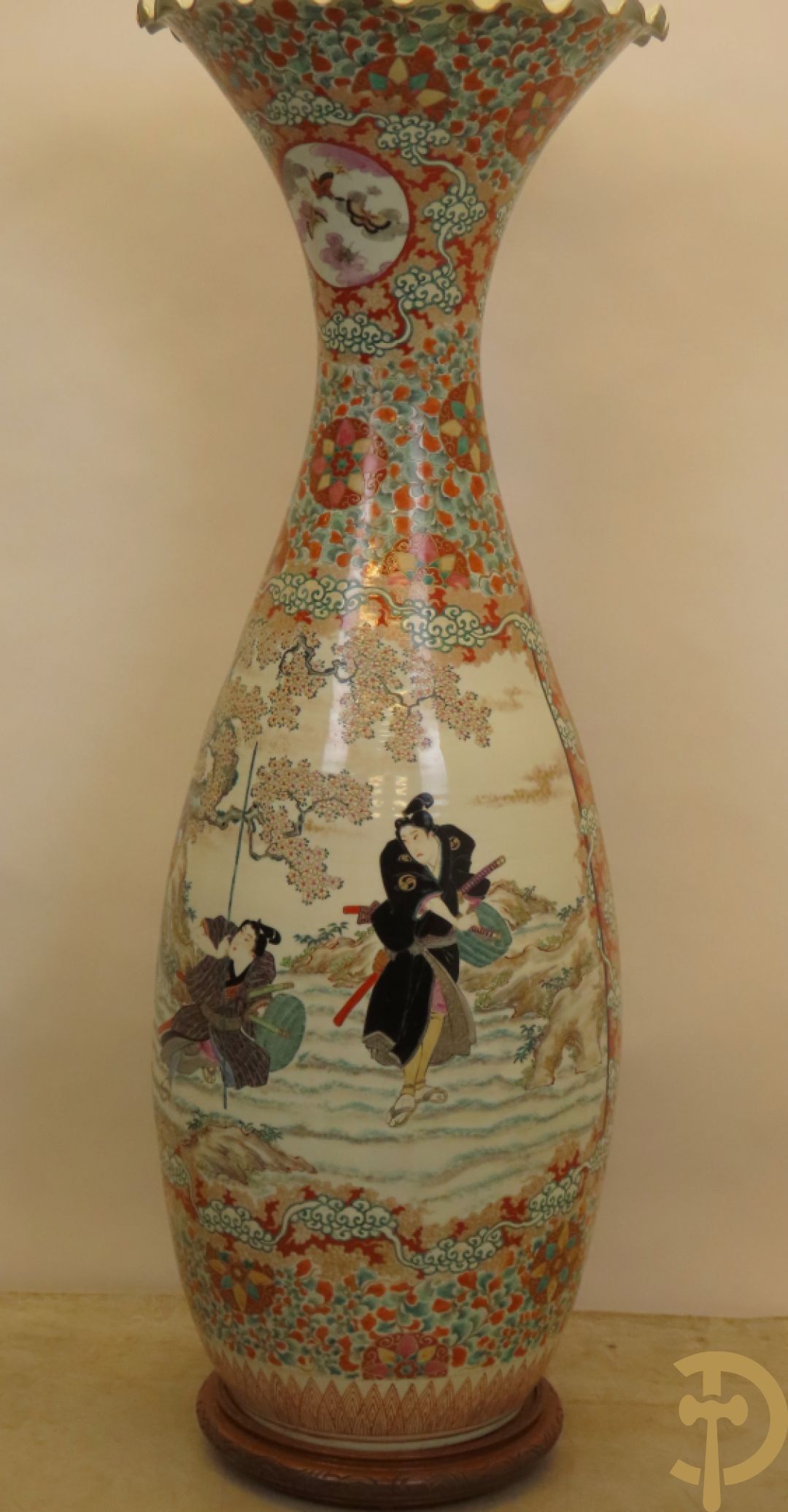 Japanse porseleinen waaiervaas met decor van geisha en krijger, bovenaan met florale motieven