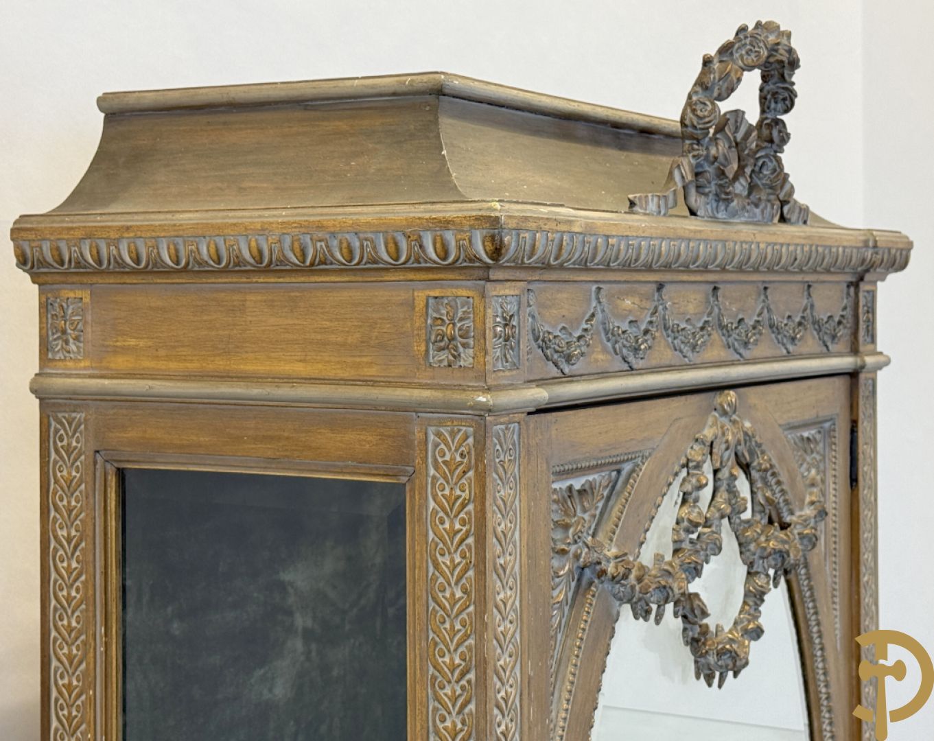 Vergulde ééndeursvitrine met geslepen ruiten, guirlandes en rocailles, bovenaan bekroond met bloemenkrans, Louis XVI stijl