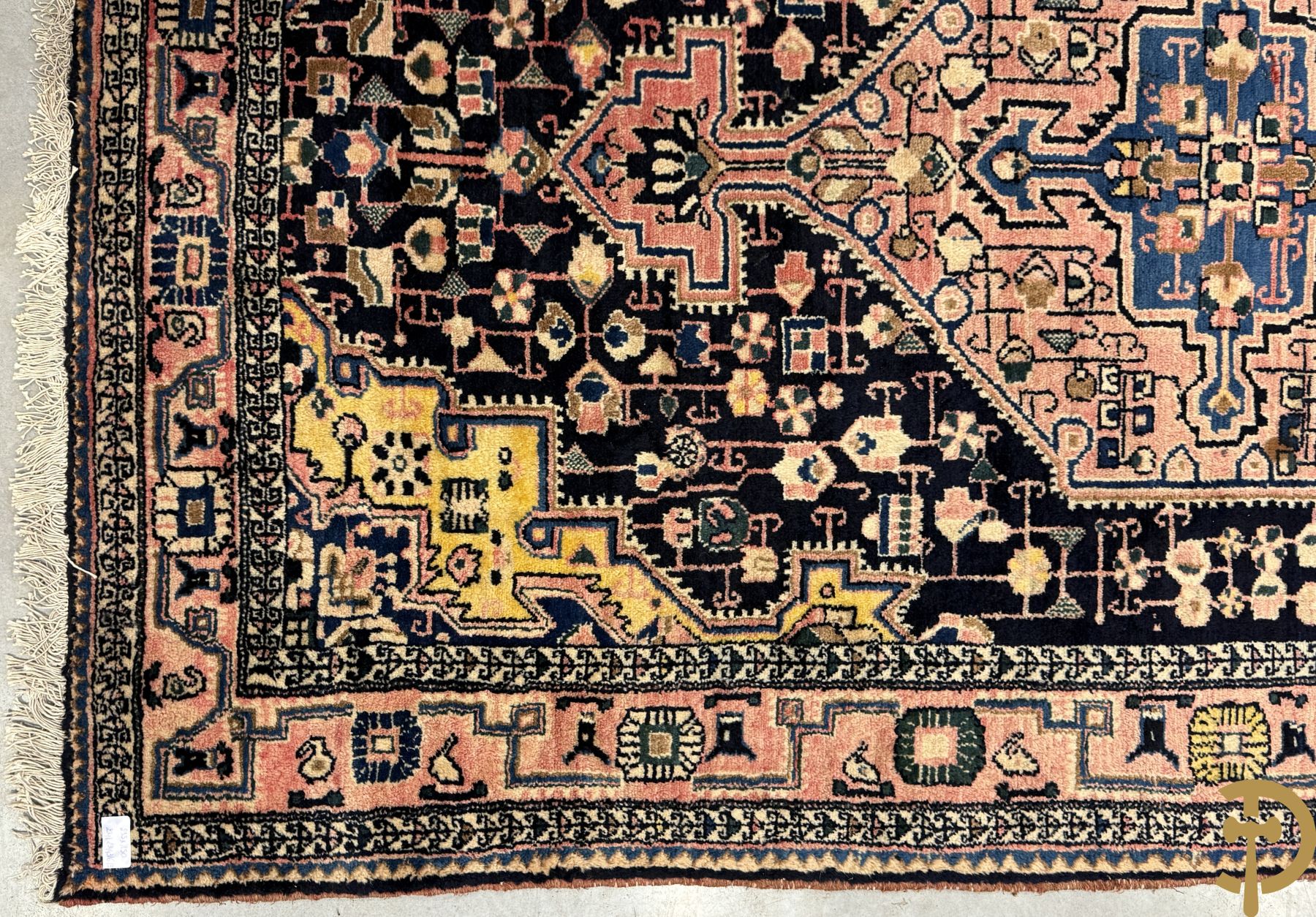 Drie oosterse handgeknoopte tapijten met blauwe fond