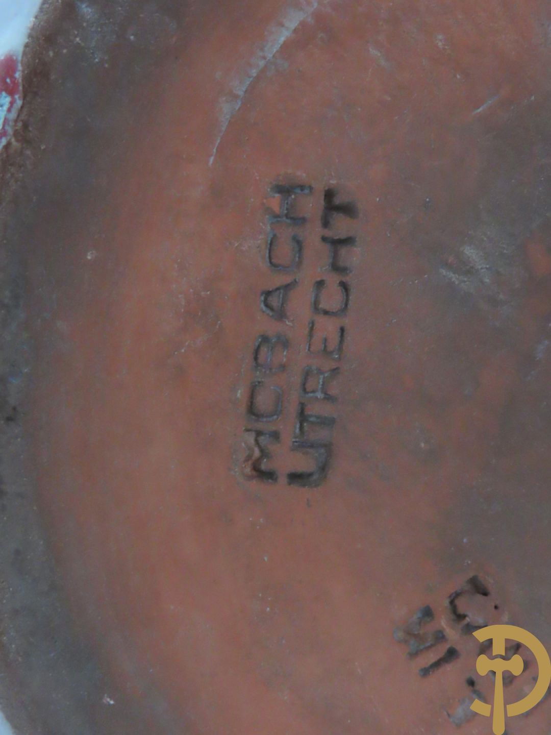 Wit gecraqueleerde design vaas met gestyleerd damesdecor, gemerkt Mobach Utrecht