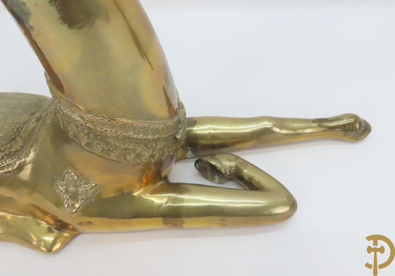 Paar koperen liggende herten