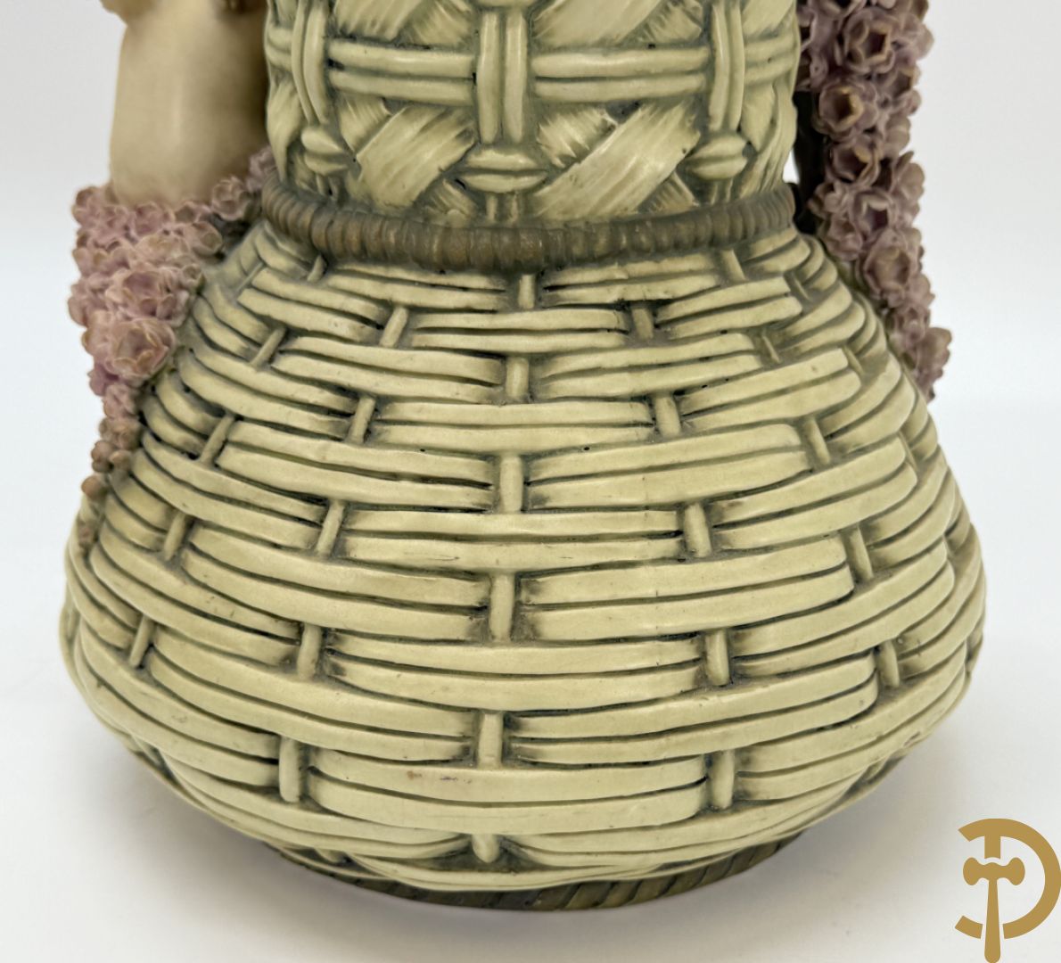 Paar meerkleurige faience vazen,  Austria gemerkt, met cupido