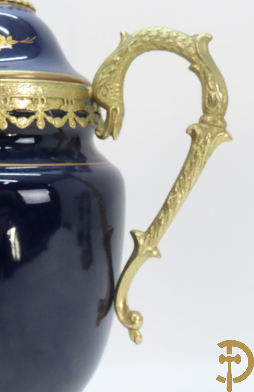 Twee porseleinen Stijl Sèvres cassolettes + dekselpotiche met bloemendecor + vijfarmige kandelaar Sèvres stijl, ACF