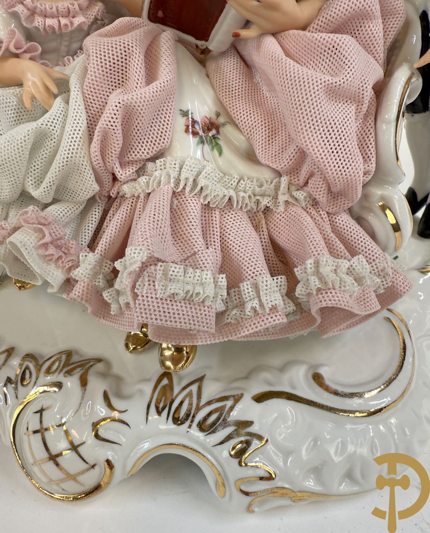 Italiaanse biscuitgroepen w.o. grote groep met 2 liggende naakte dames met zwaan, jongeman op rots, vioolspeler met edeldame, dame met kanten jurk en kinderen + Armani G. getekend 