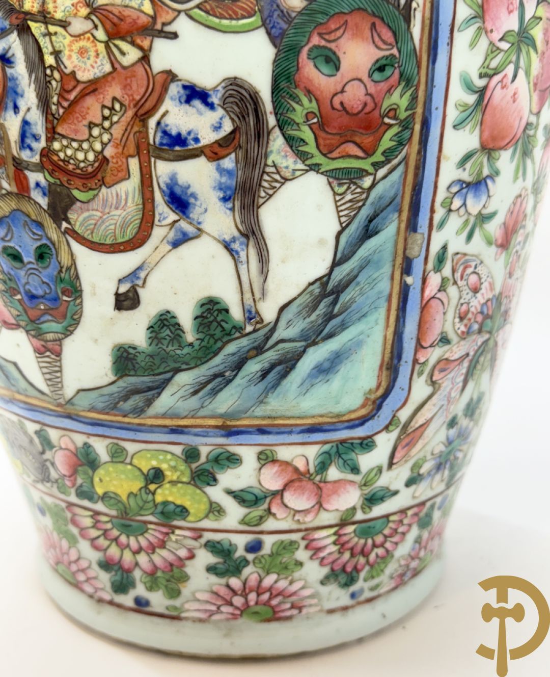 Chinese porseleinen vaas met geanimeerd krijgerdecor en vogeltaferelen