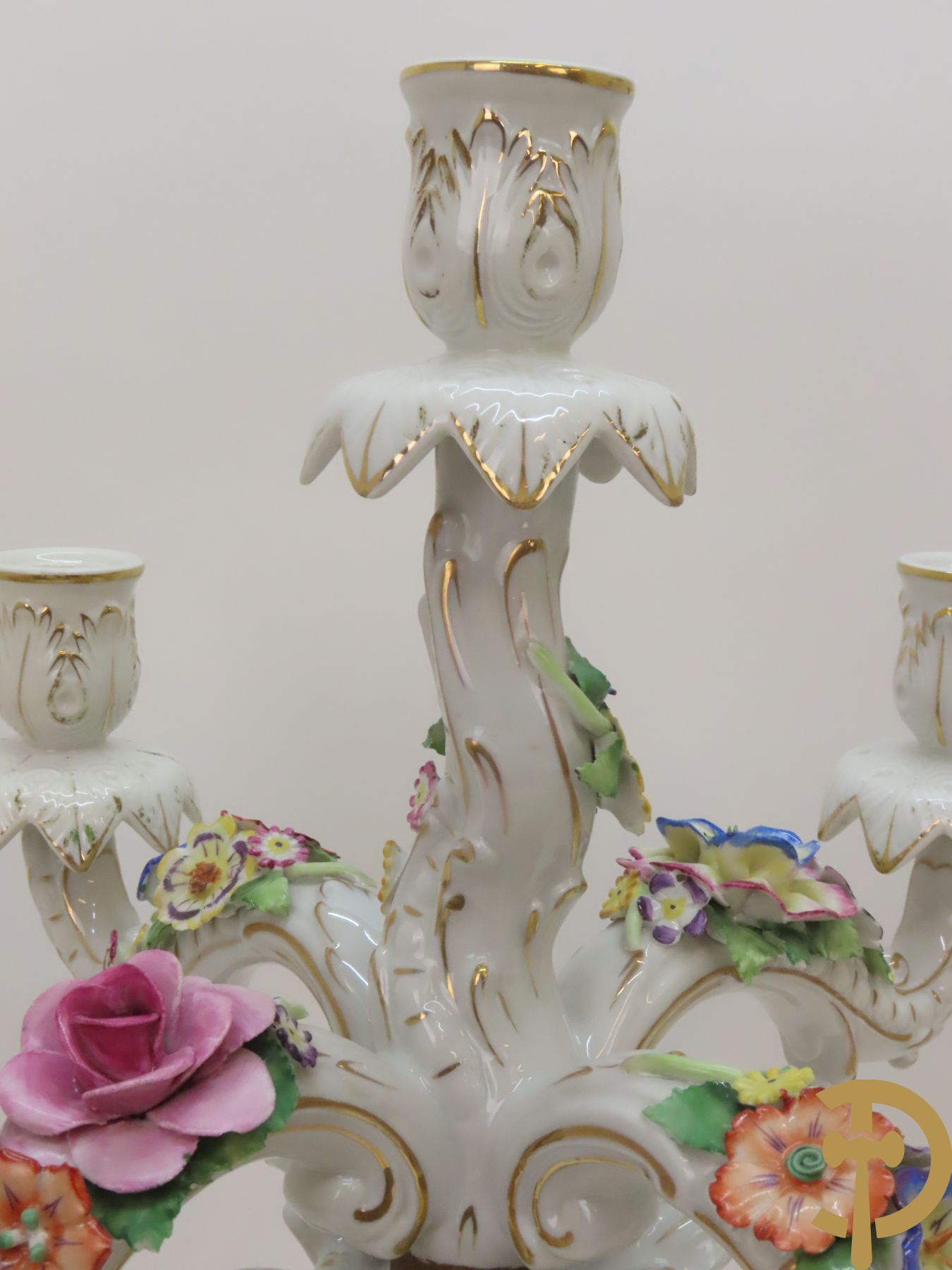 Twee porseleinen vijfarmige kandelaars met cupido