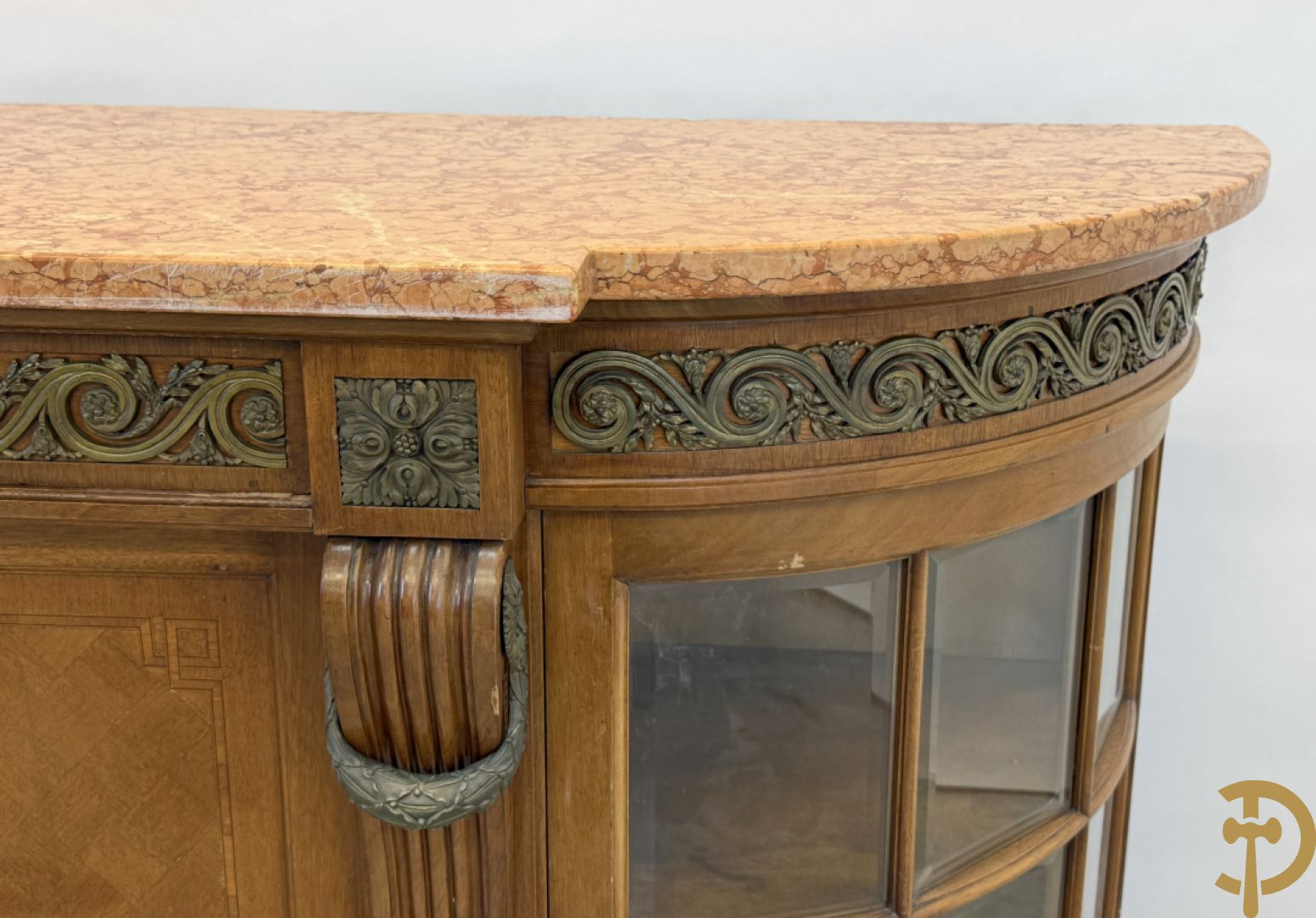 Art deco Decoene vierdeursdressoir in notelaar fineer met gebogen beglaasde deuren opzij en bezet met bronzen ornamenten - bovenaan met marmeren blad