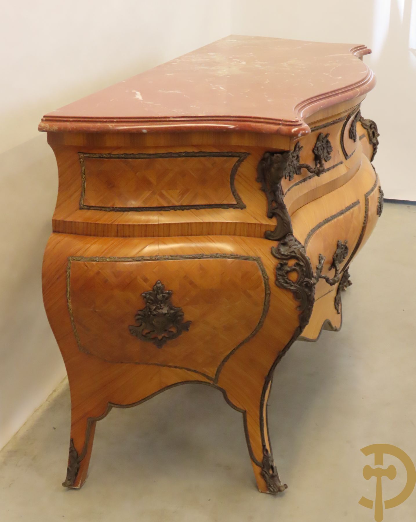 Notelaren gemarketteerde en gegalbeerde vierladencommode bezet met bronsbeslag en mazarinkoppen - met rouge belge marmeren blad