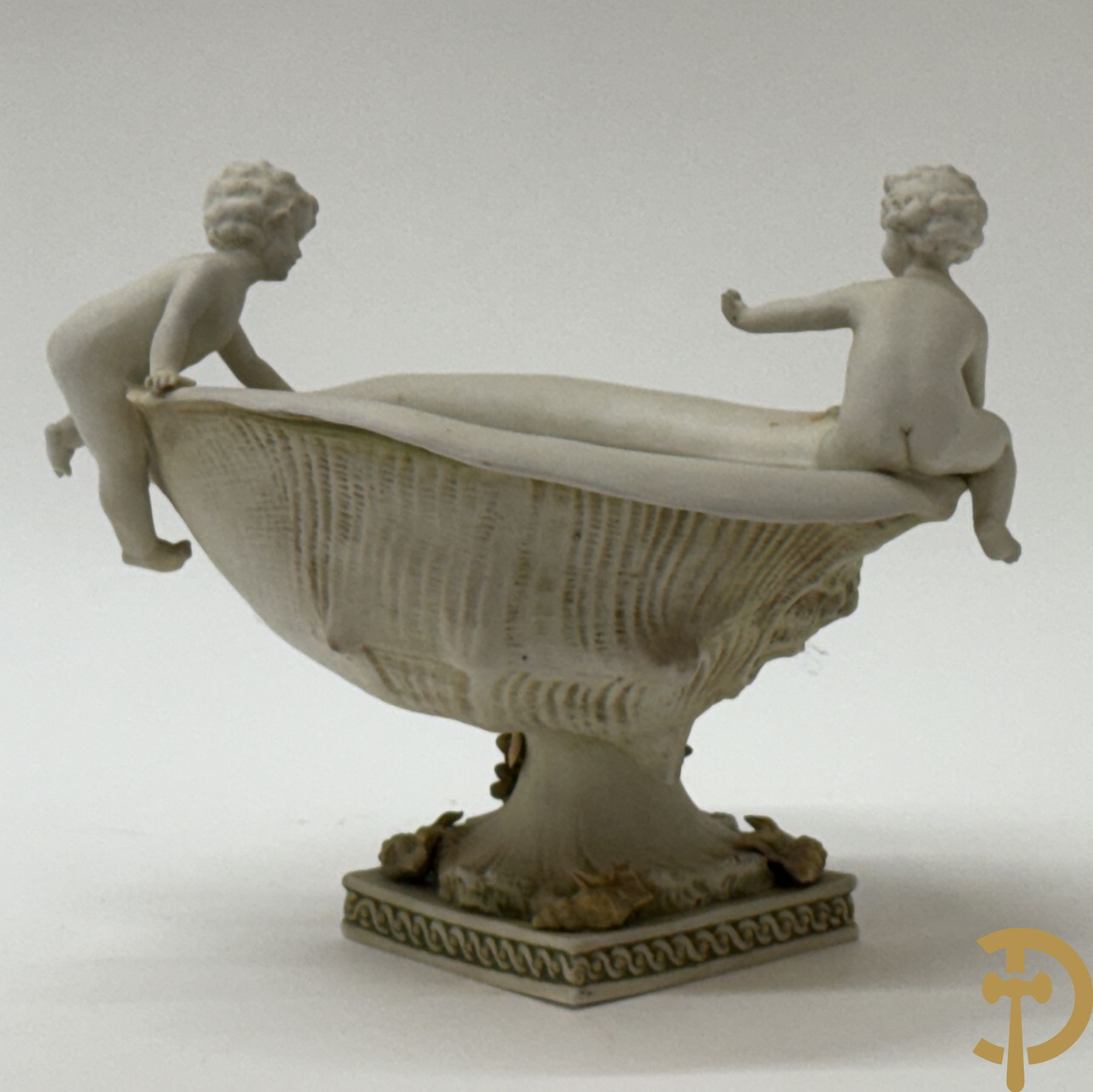 Biscuit coupe rocaille met 2 cupido