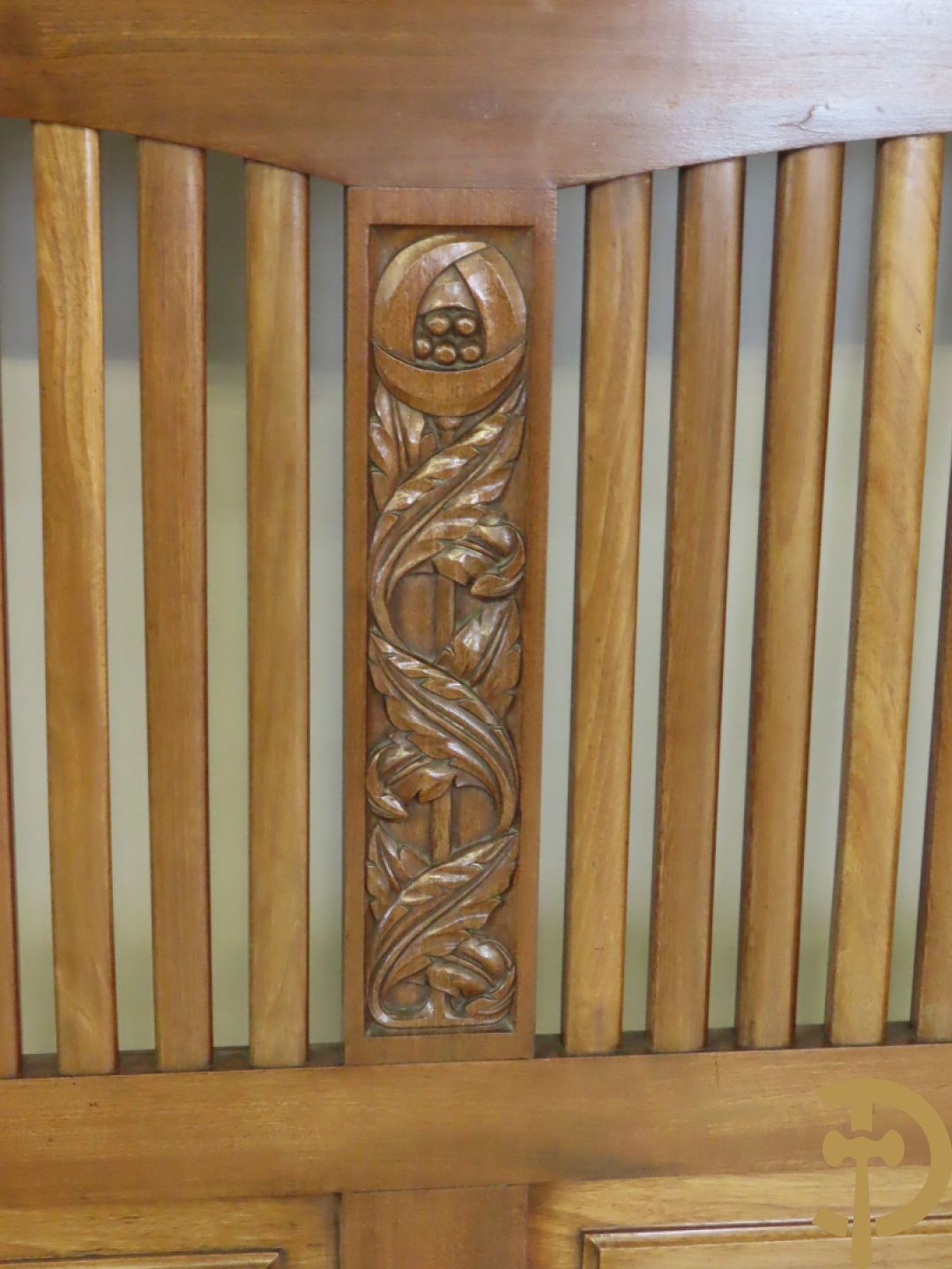 Notelaren Art Deco bank met étagère en paraplustaanders - centraal met spiegel